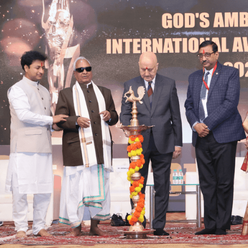 ಅಂತರರಾಷ್ಟ್ರೀಯ ಸೇವಾ ಪ್ರಶಸ್ತಿ ಪ್ರದಾನ ಸಮಾರಂಭದಲ್ಲಿ ಅಸಾಧಾರಣ ಸೇವಾ ಸಿಬ್ಬಂದಿಯನ್ನು ಅನುಪಮ್ ಖೇರ್ ಅವರು ಸನ್ಮಾನ ಮಾಡಿದರು.